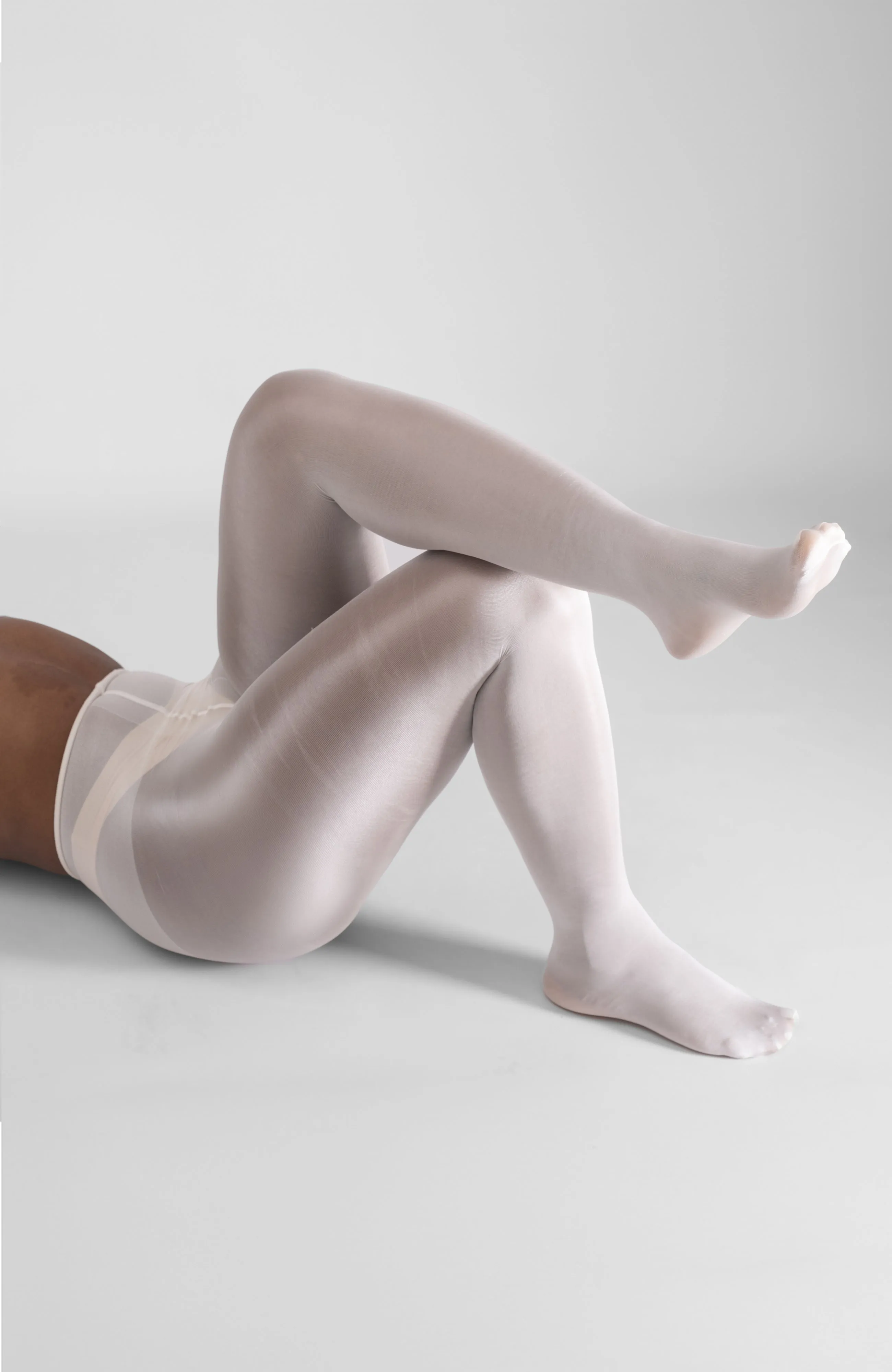 LECHERY® LUSTROUS SILKY SHINY 40 DENIER PANTYHOSE - WHITE