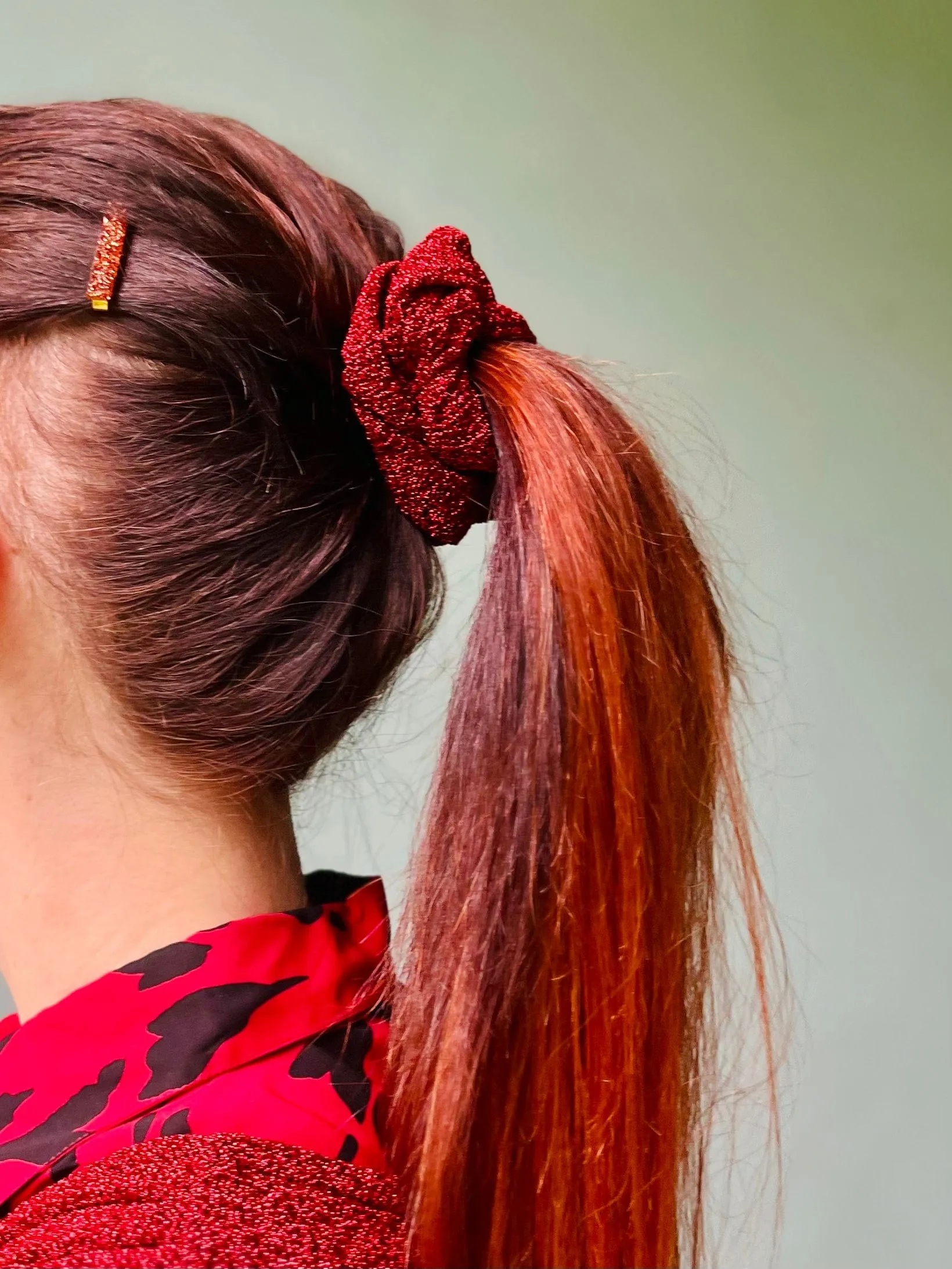 Scrunchie av restestoff liten - rød lurex